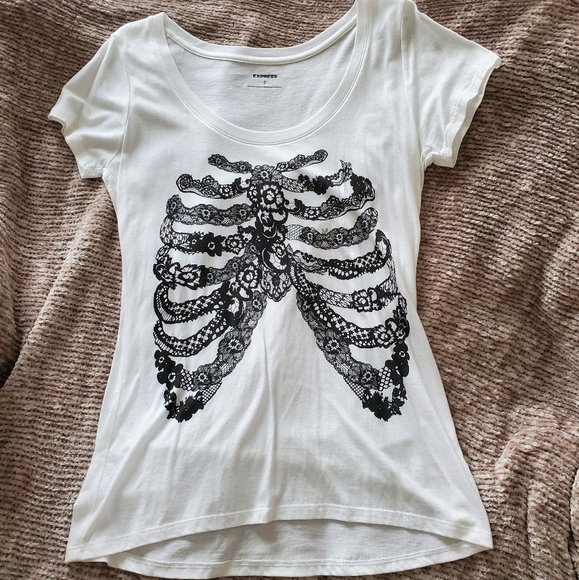Express Tops - NWT Express Lacey Printed Skeleton Rib Design T-shirt Sz Small